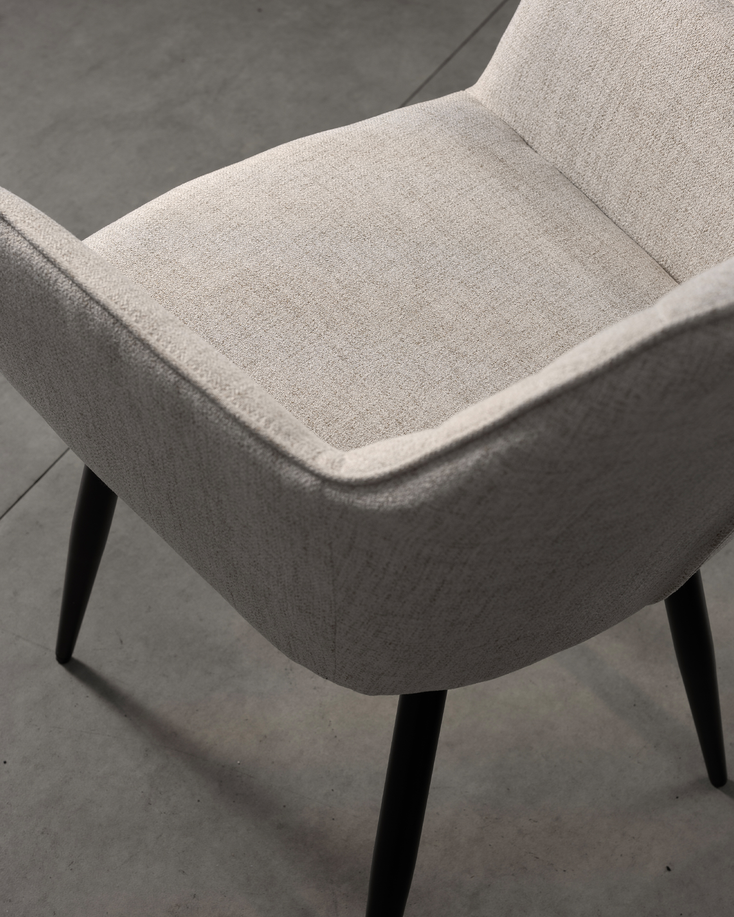 Kursi makan berlapis kain Kursi makan berlapis kain