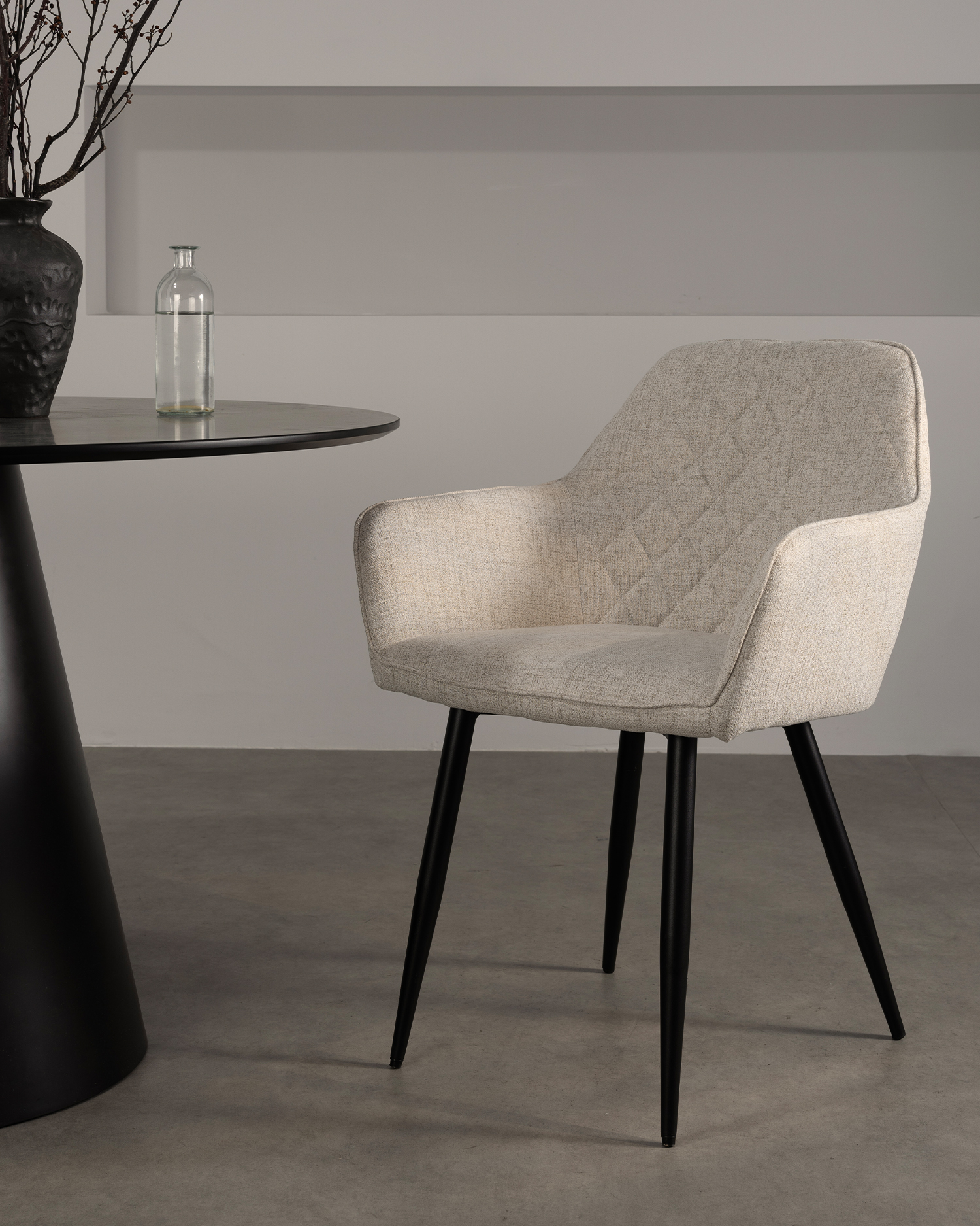 Kursi makan berlapis kain Kursi makan berlapis kain