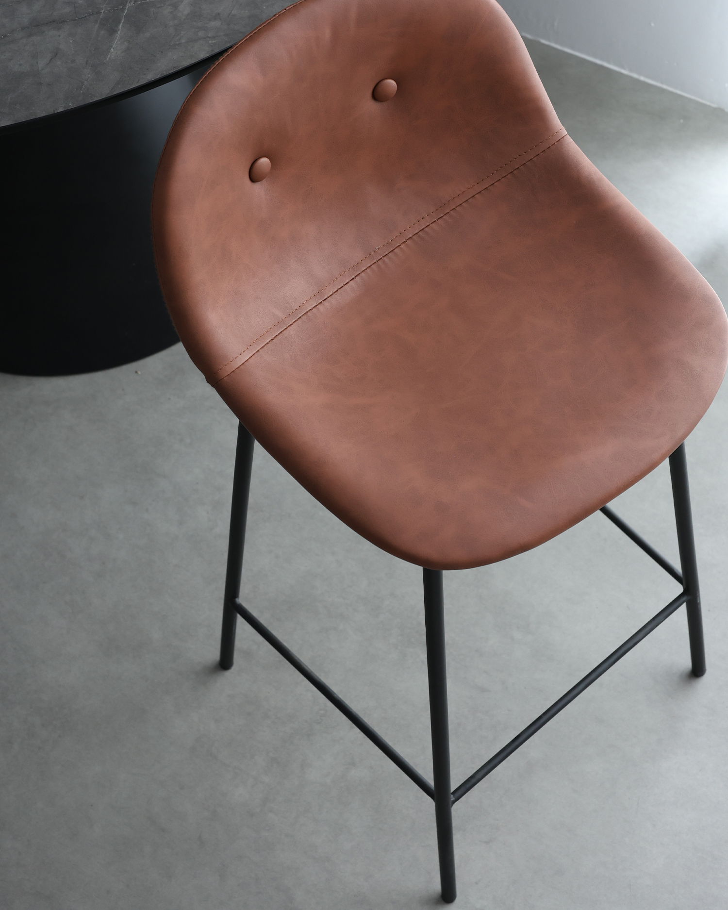 Bangku counter oranye modern Bangku counter oranye modern