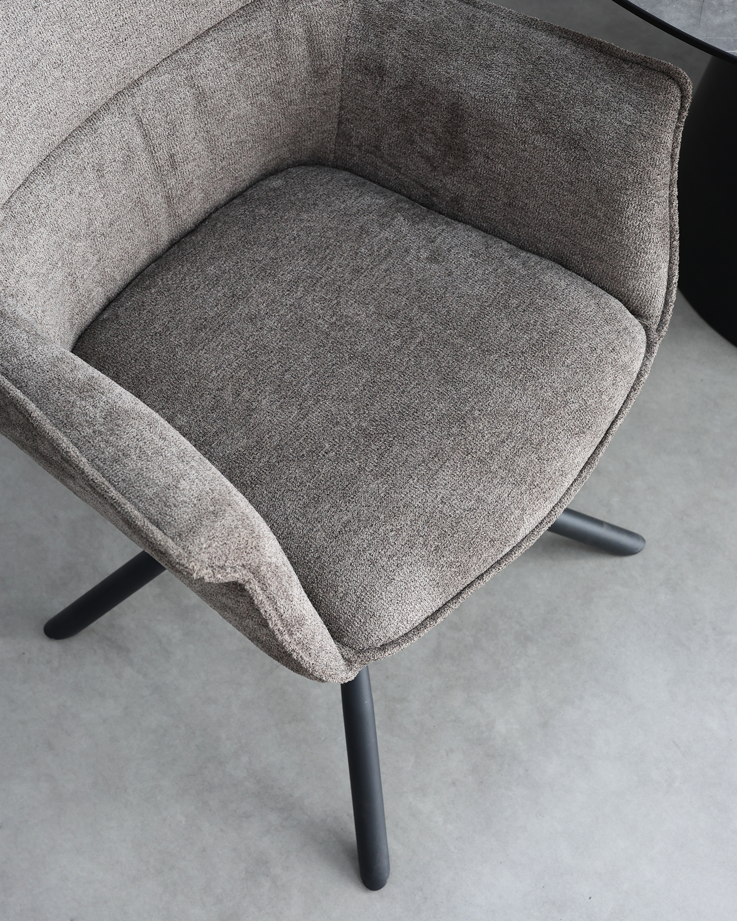 Putar kursi makan dengan lengan Putar kursi makan dengan lengan