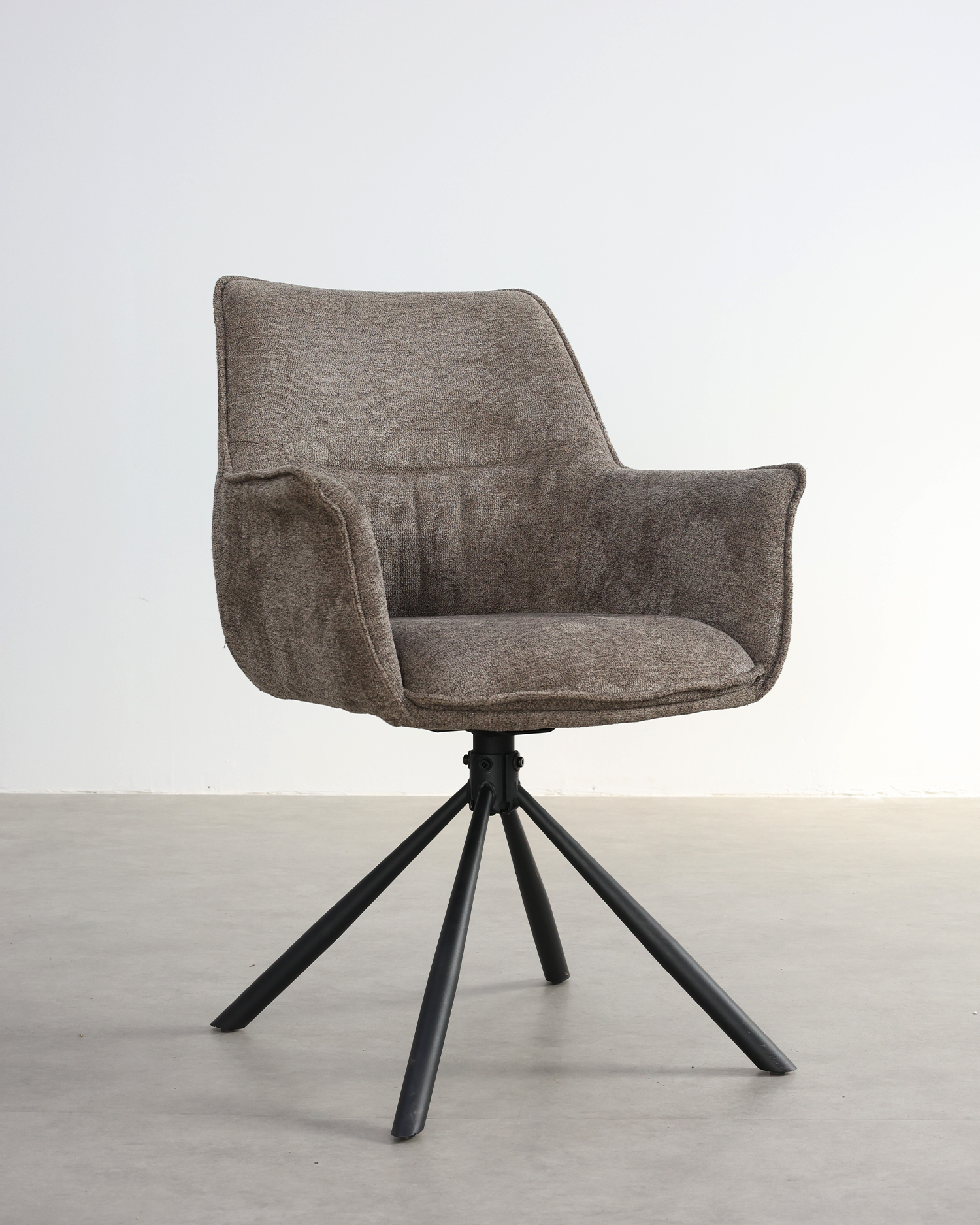 Putar kursi makan dengan lengan Putar kursi makan dengan lengan