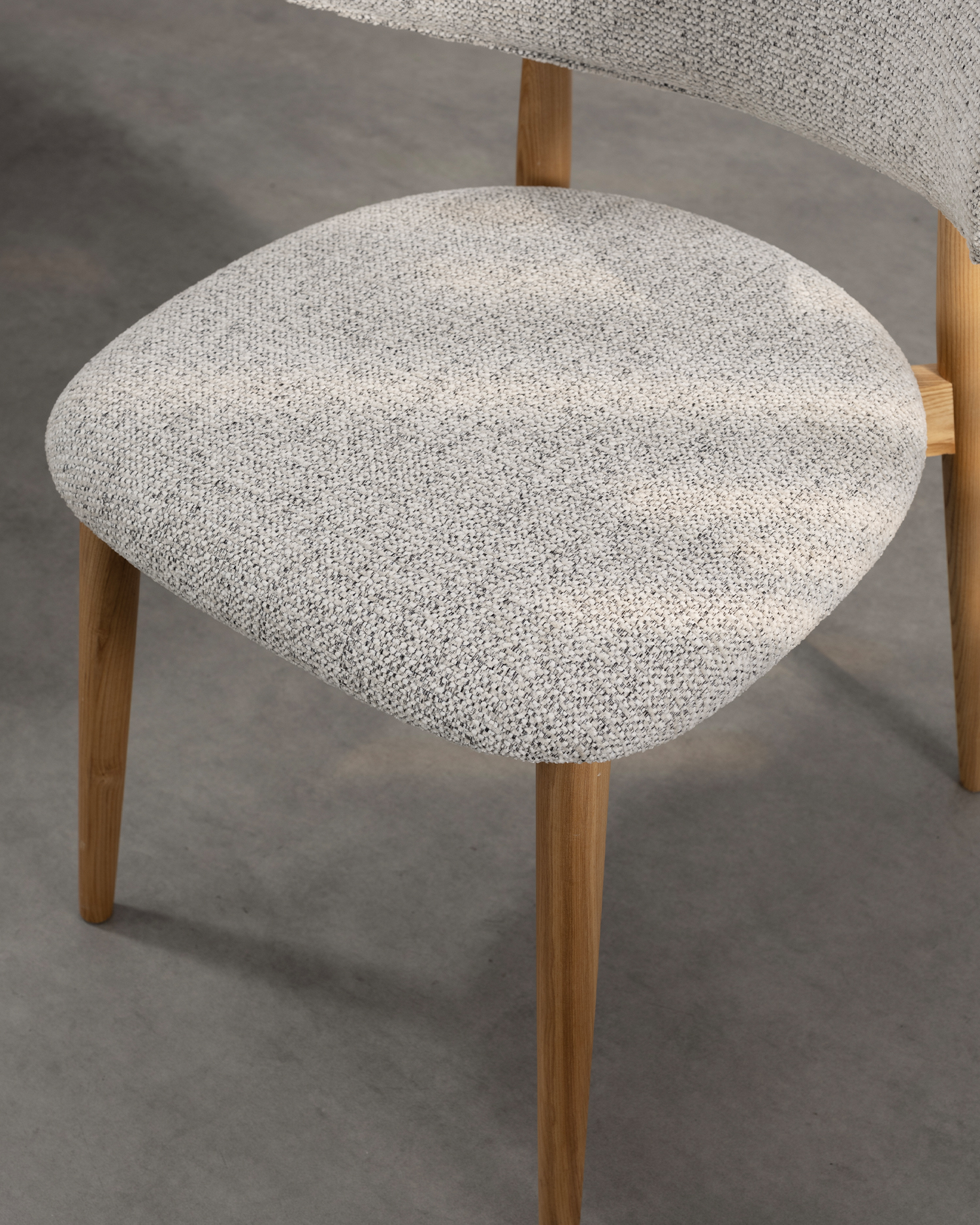 Kursi kayu solid berlapis kain Kursi kayu solid berlapis kain