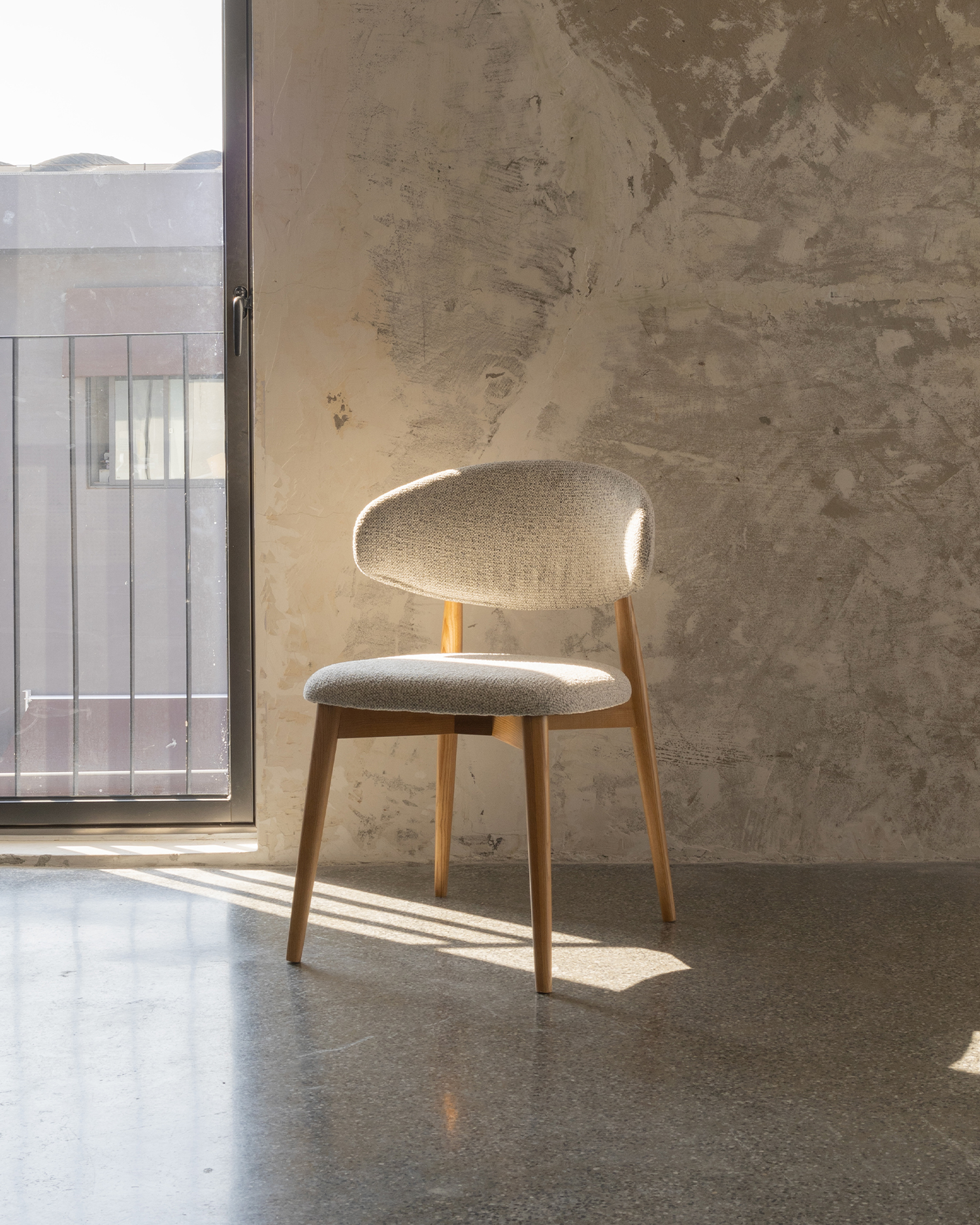 Kursi kayu solid berlapis kain Kursi kayu solid berlapis kain